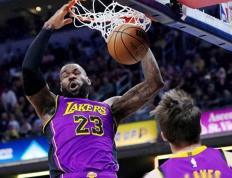 詹姆斯险胜火箭，逆转取胜关键表现点燃全场！的简单介绍