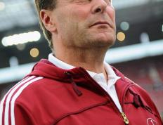 包含阿森纳后防连续失误，主帅面临压力的词条