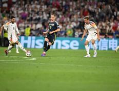 竞技赛事为球迷们呈现出一场场激烈的比拼