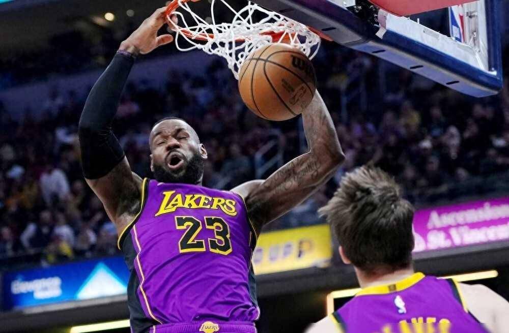 詹姆斯险胜火箭，逆转取胜关键表现点燃全场！的简单介绍